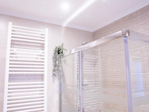 uma casa de banho com chuveiro e uma janela com persianas em Precioso apartamento en el centro de Aviles em Avilés