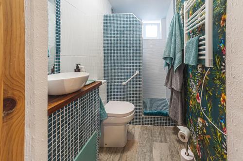 een badkamer met een wastafel, een toilet en een douche bij Luxury 2 Bedroom Self Catering Apartment in Pinoso