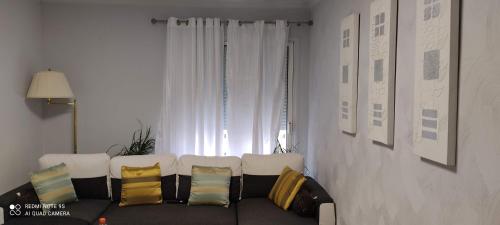 ein Wohnzimmer mit einem Sofa und bunten Kissen in der Unterkunft Cannes carnot in Cannes
