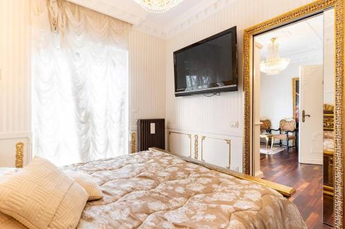 een slaapkamer met een bed en een grote spiegel bij B&Boutique Lamezia Terme in Lamezia Terme