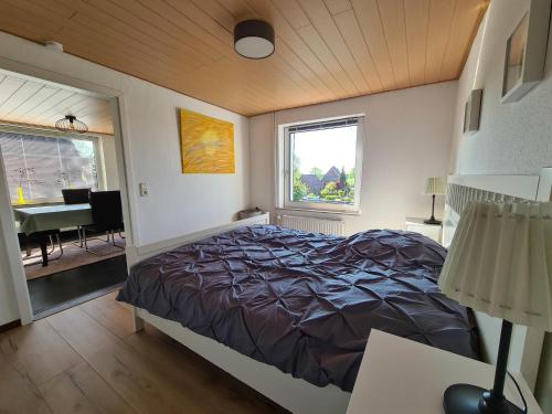 1 dormitorio con 1 cama en una habitación con mesa en Schiefer Huus, en Krummhörn