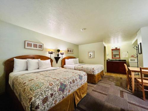 Mt Gardner Inn في نتروب: غرفة فندقية بسريرين وطاولة