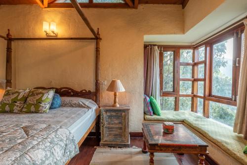 Katil atau katil-katil dalam bilik di Wild Thyme - Levitate at Ramgarh by Roamhome