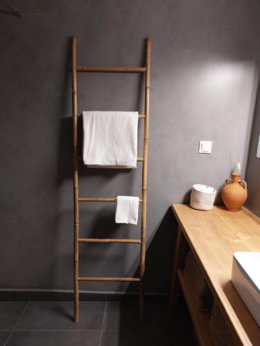 صورة لـ Christina-Anna Athens City Center walking distance to everywhere and Acropolis, in One of the most Favorable Locations by National Gardens and Zoo, Hellenic Parliament in Syntagma and Stylish Exquisite Kolonaki Cozy Renovated Apartment في أثينا