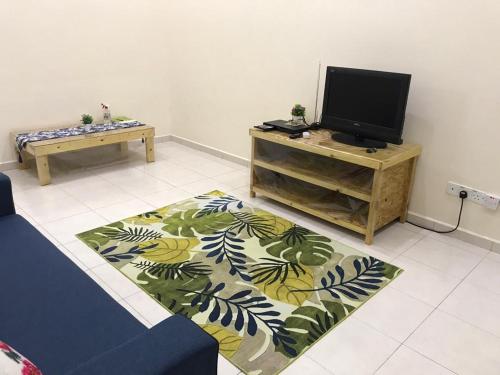 een woonkamer met een tv en een tafel bij Myra Anne Home2Stay Alor Gajah Melaka in Kampong Dalong