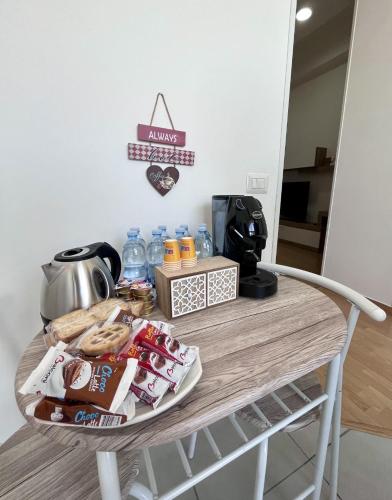 a table with food and drinks on top of it at Gragnano_roomandapartment in Gragnano