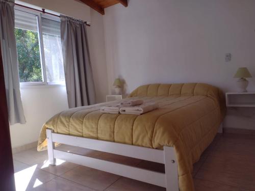 - une chambre avec un lit dans une pièce dotée d'une fenêtre dans l'établissement Cabañas Ronca Hue, à Tandil