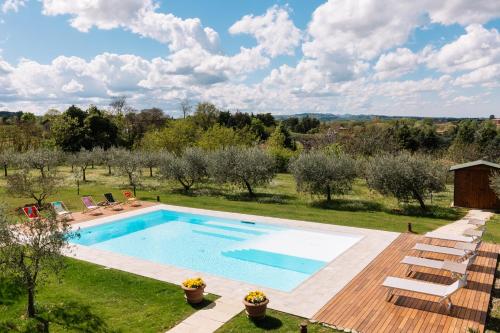 una vista exterior de una piscina en un jardín en Podere Selvatici en Imola