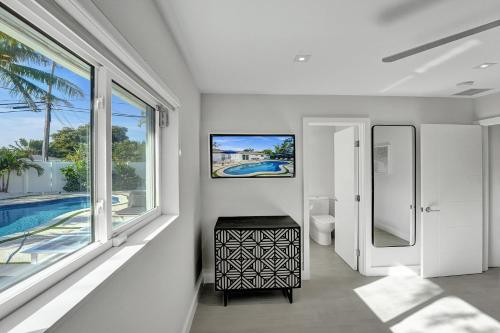 ein Bad mit einem WC und einem Fenster in der Unterkunft Your private oasis just off Wilton Drive in Fort Lauderdale
