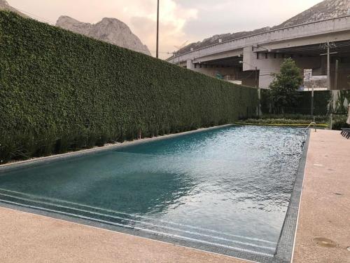 una piscina frente a un seto en Cuarto privado, 
