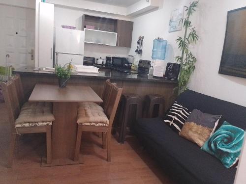 a living room with a table and a couch at Apartamento en BalaBeach María Chiquita in front of the beach 2hab in Colón