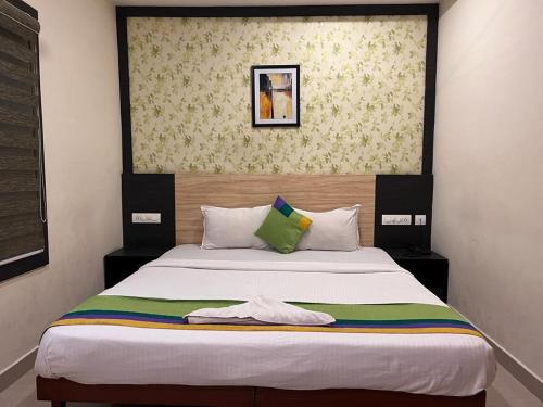 Ένα ή περισσότερα κρεβάτια σε δωμάτιο στο CMK GULMOHAR SUITS