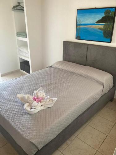 een bed met een handdoek erop bij Karampinis in Kali Limenes