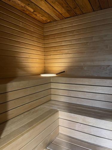 a sauna with wooden walls and a wooden ceiling at Emakaru Puhkemaja in Otepää