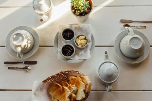 een tafel met een tafel met brood en thee bij La Martineta Posada de Campo in Capilla del Señor