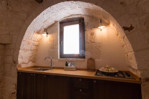 Kuchyň nebo kuchyňský kout v ubytování Almapetra Trulli Resort
