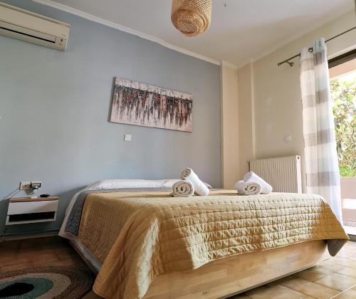 um quarto com uma cama e um quadro na parede em Blossom Apartment Kos em Ampavris