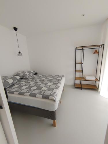 sypialnia z łóżkiem w białym pokoju w obiekcie Apartamenty HELIOS w Jastrzębiej Górze