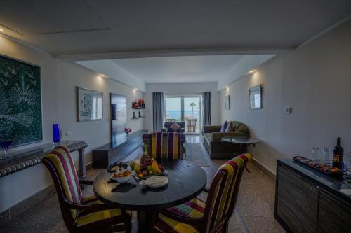 d'un salon avec une table et des chaises. dans l'établissement Royal Monte-Carlo Sharm Resort & SPA, à Charm el-Cheikh