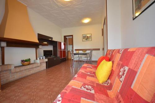 リニャーノ・サッビアドーロにあるVillaggio Azaleaのリビングルーム(ソファ、黄色い枕付)