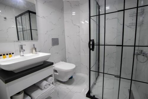 Ett badrum på Rodis Hotel
