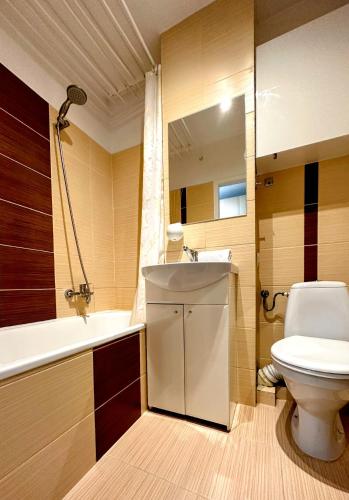 ein Badezimmer mit einem WC, einer Badewanne und einem Waschbecken in der Unterkunft Warsaw Concierge Miedzynarodowa in Warschau