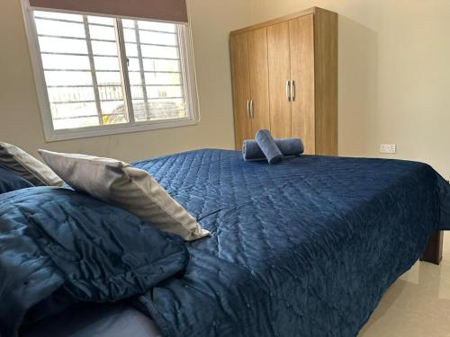 Ένα ή περισσότερα κρεβάτια σε δωμάτιο στο Janneya Apartments Dalaba Estate