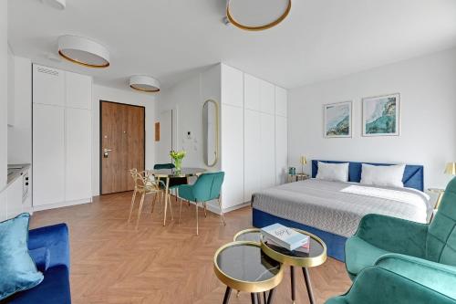 a hotel room with a bed and a table and chairs at Blue Lagoon przy Motławie in Gdańsk