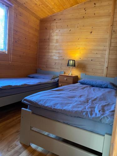 เตียงในห้องที่ Domki letniskowe i pokoje Miedzywodzie