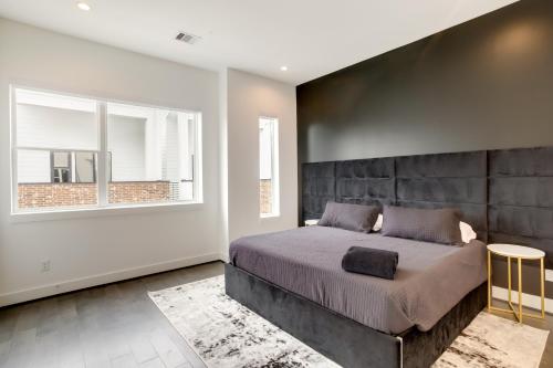 Un dormitorio con una cama grande y una ventana en Inviting H-Town Home Near Shops and Golf Courses!, en Houston