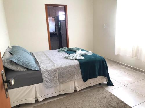 sypialnia z łóżkiem z niebieskim kocem w obiekcie Casamatta Hostel - Unidade Aventura w mieście Pirenópolis