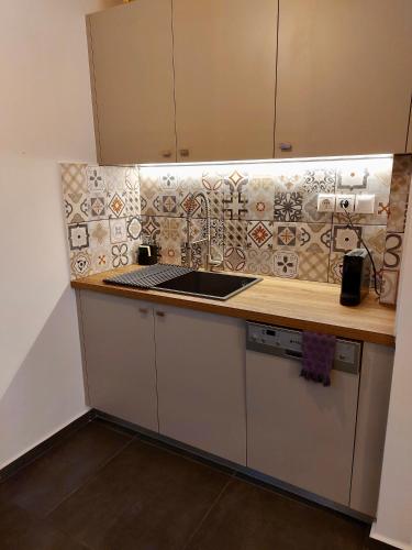 Christina-Anna Athens City Center walking distance to everywhere and Acropolis, in One of the most Favorable Locations by National Gardens and Zoo, Hellenic Parliament in Syntagma and Stylish Exquisite Kolonaki Cozy Renovated Apartment