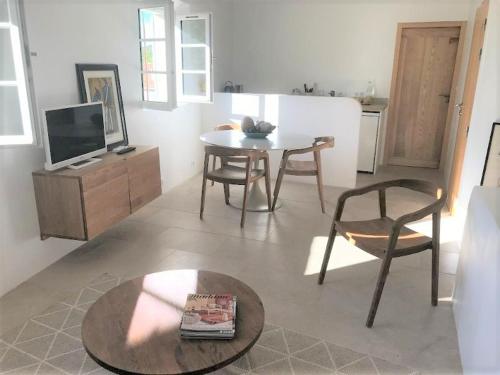 Et tv og/eller underholdning på VILLAGE - DUPLEX lumineux avec vue magnifique sur les toits