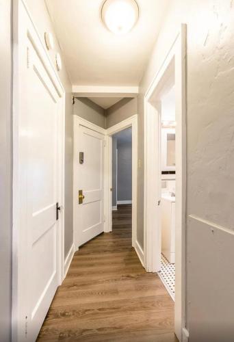 un pasillo vacío con paredes blancas y una puerta blanca en Apartment, en Pittsburgh
