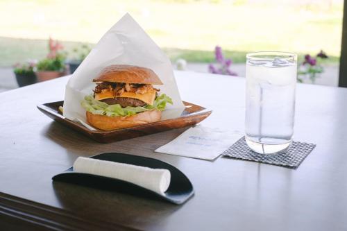 a sandwich in a basket on a table with a glass of water at セーナーニカントリーイン in Sammu