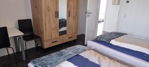 Schlafzimmer mit einem Bett und einem Holzschrank in der Unterkunft Ferienwohnung Sheni in Bad Säckingen