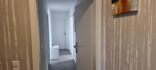 een hal met een deur naar een kamer bij Ferienwohnung Sheni in Bad Säckingen