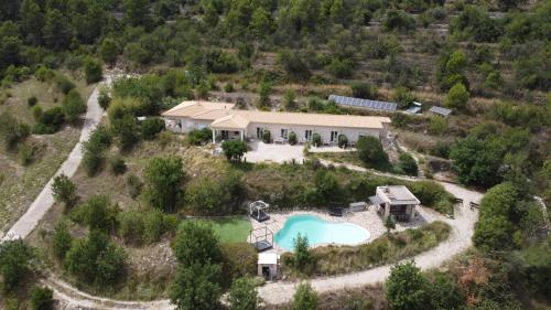 een luchtzicht op een huis met een zwembad bij Casa La Ruta Naranja in Adsubia