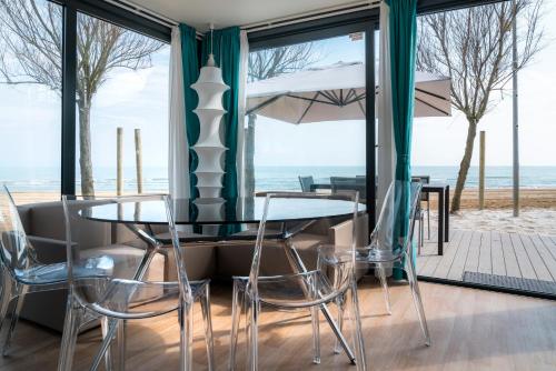 a table and chairs with a view of the beach at Europa Camping Village in Cavallino-Treporti