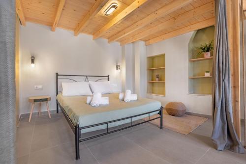 ein Schlafzimmer mit einem Bett und einer Holzdecke in der Unterkunft Casa Della vita Loft ,Rhodes Old town in Rhodos (Stadt)