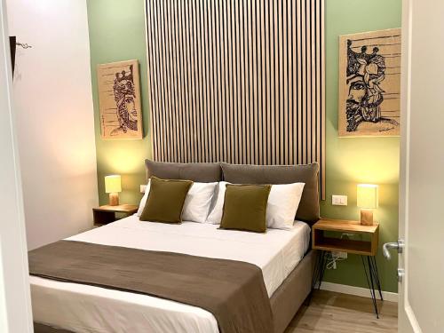sypialnia z dużym łóżkiem i zielonymi ścianami w obiekcie Sikelia Apartment Centro - SELF CHECK-IN w mieście Palermo