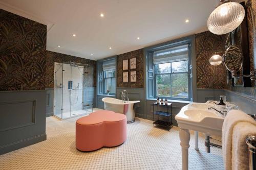 a bathroom with a tub and a sink and a toilet at Cromlix in Kinbuck