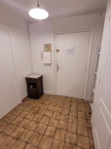 an empty room with a door and a tiled floor at Le Peupleraie chez l'habitant in Boissy-Saint-Léger