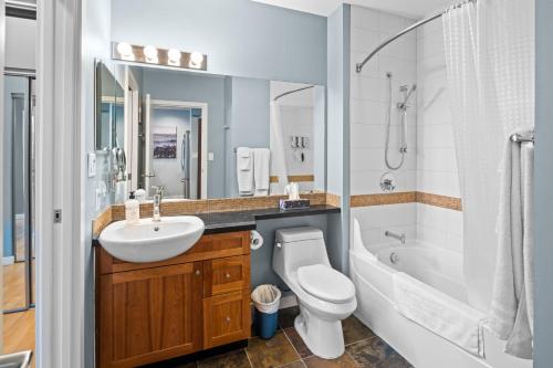 uma casa de banho com um lavatório, um WC e uma banheira em Corazon City Suite by Iris Properties! em Victoria