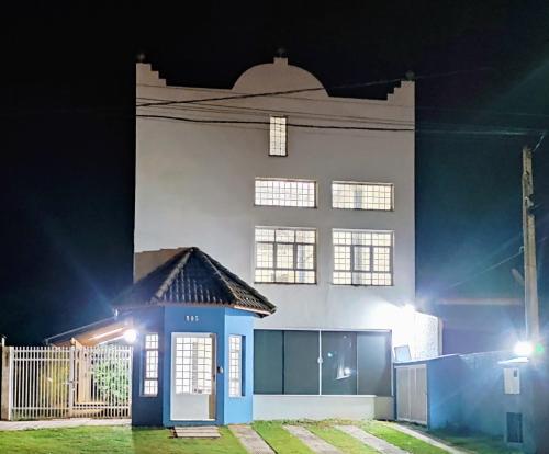 奧蘭布拉的住宿－Pousada Premiatto，夜晚有蓝色门的房子