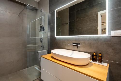 een badkamer met een wastafel en een spiegel bij Luxury Villa Vodice Sky in Vodice
