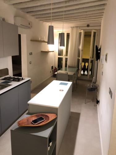 una cucina con bancone bianco in una camera di Venetian Apartments a Venezia