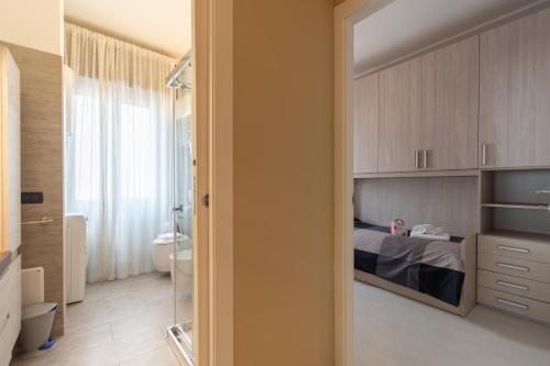 um quarto com uma cama e um quarto com um espelho em Appartamento Ospedale Civile 5 - F&L Apartment em Brescia