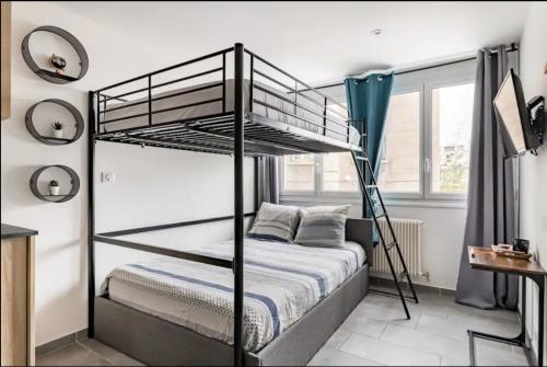 1 dormitorio con litera y escalera en Saint Etienne Confort 3 en Saint-Étienne