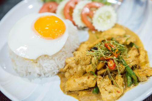 Makanan di atau berdekatan hotel
